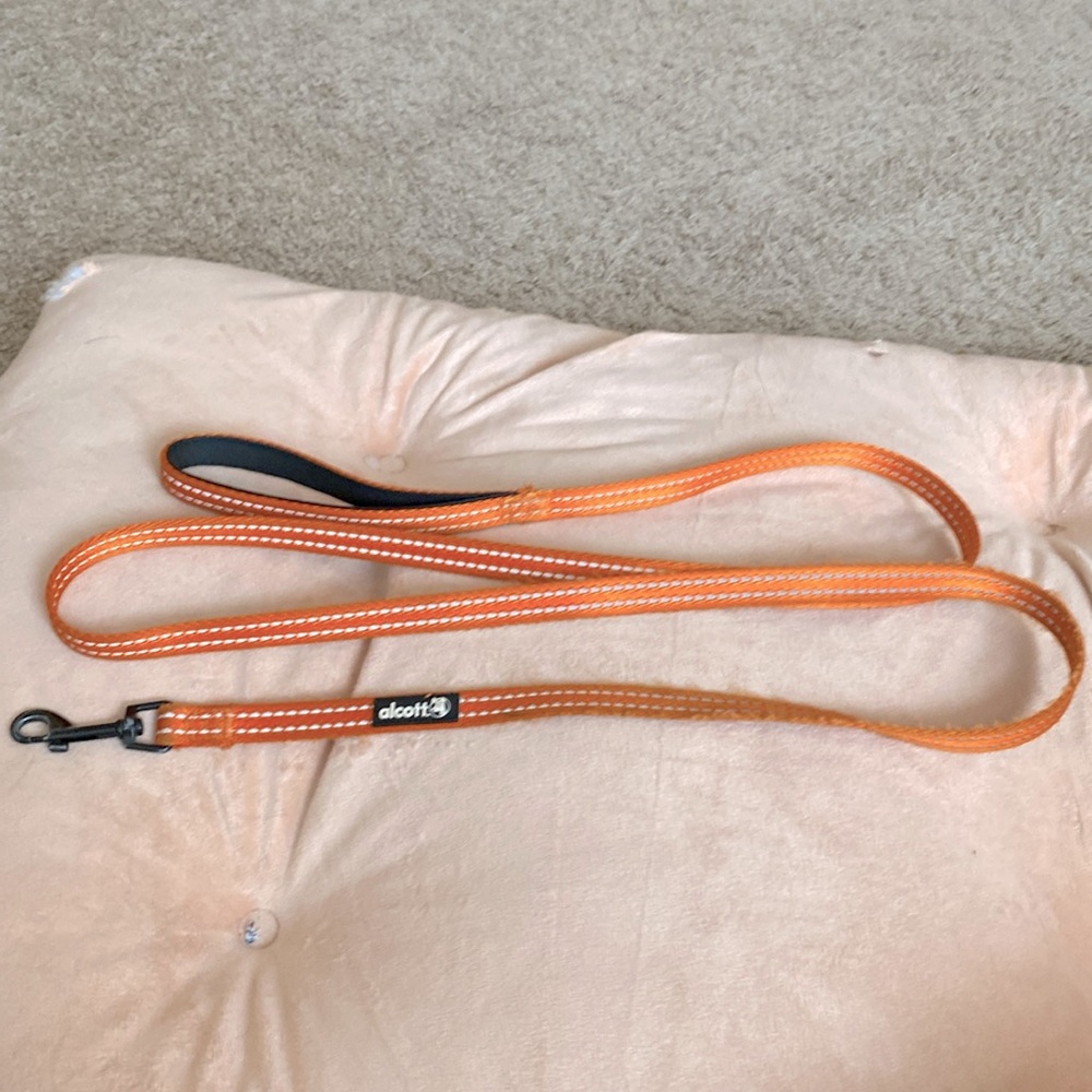 PRICE DROP🔻💲⬇️2 large dog leashes, pink like new, orange has pilling at edges.